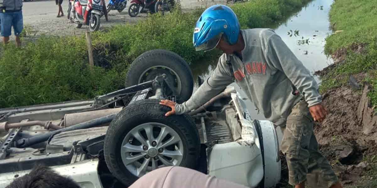 mobil-masuk-parit-di-irigasi-timika